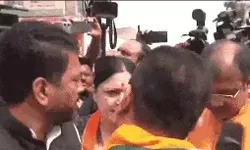 संदेशखाली जा रहे BJP नेताओं की राह में पुलिस बनी फिर रोडा संदेशखाली जा रहे BJP नेताओं की राह में पुलिस बनी फिर रोडा