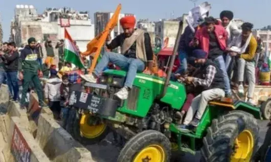 किसानों का दिल्ली कूच-आंसू गैस के गोले दागे -बॉर्डर हुआ धुआं धुआं