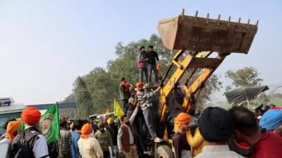 पुलिस की वार्निंग- JCB हटाओ अन्यथा एक्शन के लिए रहे किसान तैयार पुलिस की वार्निंग- JCB हटाओ अन्यथा एक्शन के लिए रहे किसान तैयार