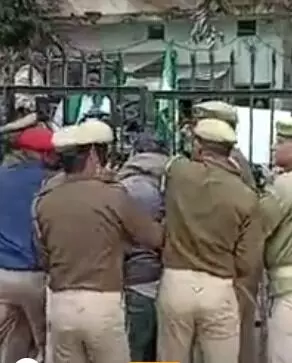 SSP दफ्तर का जबरिया गेट खुलवाकर भीतर घुसे किसान- लगी हुक्का चौपाल SSP दफ्तर का जबरिया गेट खुलवाकर भीतर घुसे किसान- लगी हुक्का चौपाल