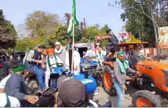 किसानों का हल्लाबोल- ट्रैक्टर चलाकर पहुंचे राकेश टिकैत- पुलिस से झड़प किसानों का हल्लाबोल- ट्रैक्टर चलाकर पहुंचे राकेश टिकैत- पुलिस से झड़प