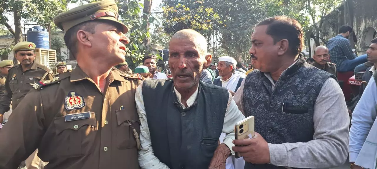 किसानों का हल्लाबोल-कलेक्ट्रेट में धरने पर किसान ने लगाई आग- आत्मदाह से.. किसानों का हल्लाबोल-कलेक्ट्रेट में धरने पर किसान ने लगाई आग- आत्मदाह से..
