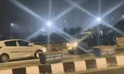 बैक गियर में दौडी कार ने पुलिस की सांसें फुलाई- चकमा देकर हुई फरार बैक गियर में दौडी कार ने पुलिस की सांसें फुलाई- चकमा देकर हुई फरार