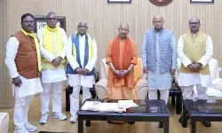 राजभर की मंत्री बनने की आस- विधायकों के साथ CM से मुलाकात राजभर की मंत्री बनने की आस- विधायकों के साथ CM से मुलाकात