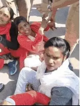 BJP मुख्यालय पर शिक्षक अभ्यर्थियों का प्रदर्शन- पुलिस से धक्का मुक्की BJP मुख्यालय पर शिक्षक अभ्यर्थियों का प्रदर्शन- पुलिस से धक्का मुक्की
