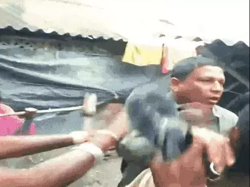 टीएमसी नेता के घर हमला- भीड़ ने नेता को दबोचकर की चप्पलों से पिटाई
