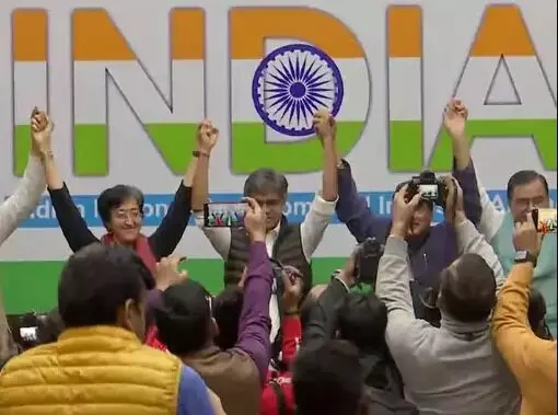 लो जी लग गई गांठ- हो गया फाइनल- मिलकर इलेक्शन लड़ेंगे कांग्रेस व आप लो जी लग गई गांठ- हो गया फाइनल- मिलकर इलेक्शन लड़ेंगे कांग्रेस व आप
