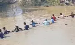 गंगा स्नान को जा रहे श्रद्धालुओं की ट्रैक्टर ट्रॉली तालाब में पलटी