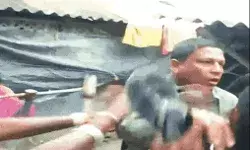 टीएमसी नेता के घर हमला- भीड़ ने नेता को दबोचकर की चप्पलों से पिटाई टीएमसी नेता के घर हमला- भीड़ ने नेता को दबोचकर की चप्पलों से पिटाई