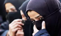 बुर्का हटाओ- तुम्हारा खूबसूरत चेहरा नहीं दिख रहा-अफसर सस्पेंड बुर्का हटाओ- तुम्हारा खूबसूरत चेहरा नहीं दिख रहा-अफसर सस्पेंड