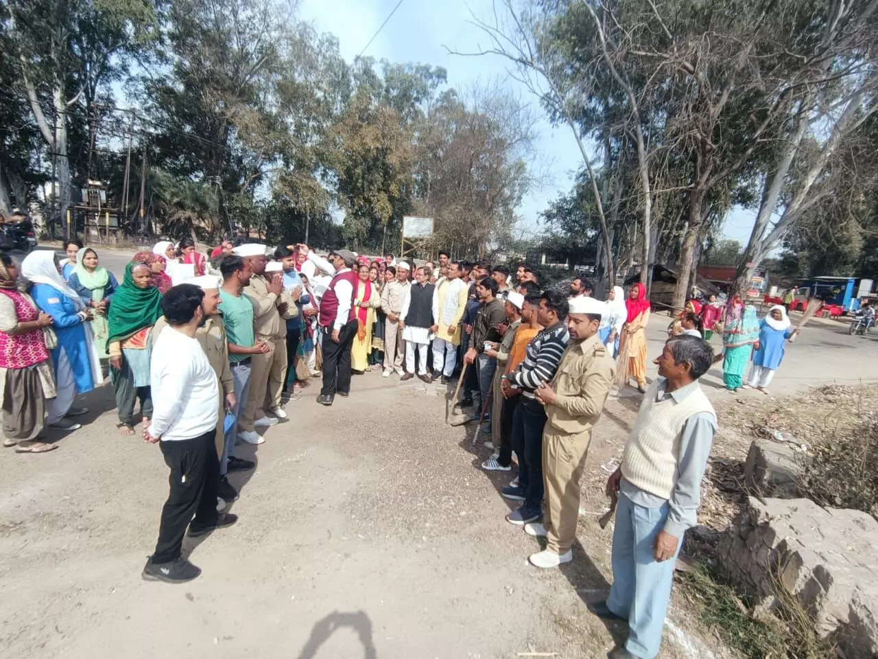 स्वच्छ भारत अभियान के तहत संगत ने की घाट की सफाई स्वच्छ भारत अभियान के तहत संगत ने की घाट की सफाई