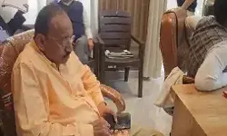 टल्ली होकर बोर्ड बैठक में पहुंचा BJP पार्षद महिला टॉयलेट में घुसा और.. टल्ली होकर बोर्ड बैठक में पहुंचा BJP पार्षद महिला टॉयलेट में घुसा और..