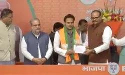 हाथी से उतरे सांसद ने किया भगवा चोला धारण- बीजेपी में हुए शामिल हाथी से उतरे सांसद ने किया भगवा चोला धारण- बीजेपी में हुए शामिल