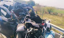 खड़ा ट्रक फिर बना काल- पीछे से घुसी कार में सवार चार की मौत खड़ा ट्रक फिर बना काल- पीछे से घुसी कार में सवार चार की मौत