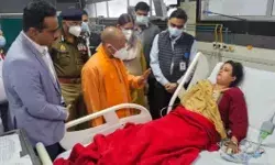 पुलिस की गाड़ी से हुए हादसे में दो की मौत- घायलों को देखने पहुंचे योगी