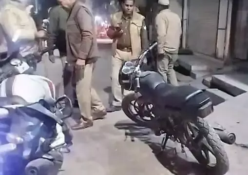 आतिशबाजी करने से मना करने पर पुलिसकर्मियों को दौड़ा दौड़ा कर पीटा आतिशबाजी करने से मना करने पर पुलिसकर्मियों को दौड़ा दौड़ा कर पीटा