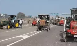 हाईवे पर ट्रैक्टर पडाव- किसान नेता हिरासत में लिए- वाहनों की हो रही... हाईवे पर ट्रैक्टर पडाव- किसान नेता हिरासत में लिए- वाहनों की हो रही...