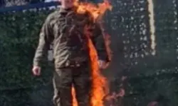 दूतावास के बाहर अमेरिकी सैनिक ने खुद को लगाई आग दूतावास के बाहर अमेरिकी सैनिक ने खुद को लगाई आग