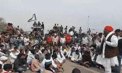 किसानों का ट्रैक्टर मार्च- हाईवे पर खड़े किए ट्रैक्टर - सड़क पर.... किसानों का ट्रैक्टर मार्च- हाईवे पर खड़े किए ट्रैक्टर - सड़क पर....