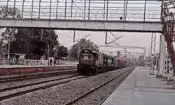 मालगाड़ी मामले में कठुआ स्टेशन मास्टर सहित छह कर्मचारी निलिंबित मालगाड़ी मामले में कठुआ स्टेशन मास्टर सहित छह कर्मचारी निलिंबित