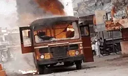 प्रदर्शनकारियों का तांडव-रोडवेज बस को किया आग के हवाले- इंटरनेट सस्पेंड प्रदर्शनकारियों का तांडव-रोडवेज बस को किया आग के हवाले- इंटरनेट सस्पेंड