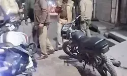 आतिशबाजी करने से मना करने पर पुलिसकर्मियों को दौड़ा दौड़ा कर पीटा