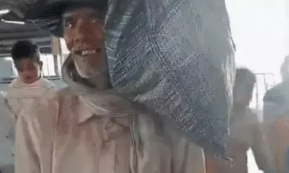 मेट्रो में जाने से किसान को रोका- पैसेंजर ने पूछा क्या है ड्रेस कोड?