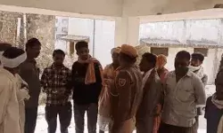 मोबाइल पर व्यस्त पत्नी को कुल्हाड़ी से काटा- युवक ने खुद को लगाई आग