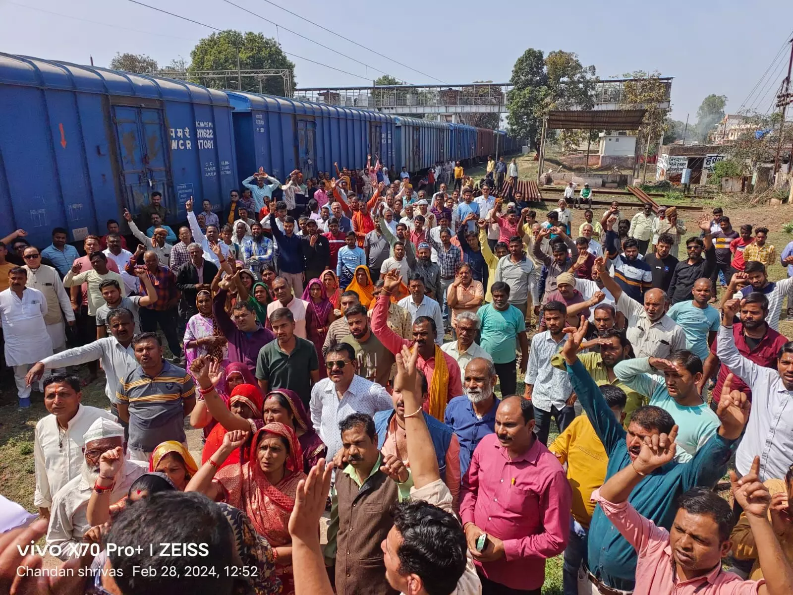 ट्रेनों के ठहराव को लेकर पब्लिक उतरी सड़क पर- दिया तीसरी बार ज्ञापन