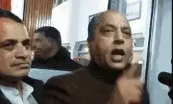 हिमाचल में ड्रामा जारी- हंगामे के बीच BJP MLA को मार्शलों ने किया बाहर हिमाचल में ड्रामा जारी- हंगामे के बीच BJP MLA को मार्शलों ने किया बाहर