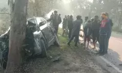 बेकाबू हुई कार पेड़ से टकराई- तीन बारातियों की मौत- तीन हुए जख्मी