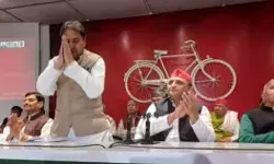 हाथी से उतरकर साइकिल पर चढ़े गुड्डू जमाली बसपा छोड़ सपा में शामिल हाथी से उतरकर साइकिल पर चढ़े गुड्डू जमाली बसपा छोड़ सपा में शामिल