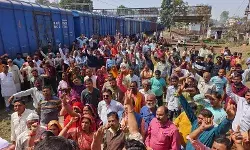 ट्रेनों के ठहराव को लेकर पब्लिक उतरी सड़क पर- दिया तीसरी बार ज्ञापन ट्रेनों के ठहराव को लेकर पब्लिक उतरी सड़क पर- दिया तीसरी बार ज्ञापन