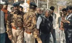 अदालत में पहुंचे हत्या आरोपी पर बरसी गोलियां- फायरिंग करते भागे बदमाश