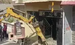 रेप के आरोपी पर बुलडोजर एक्शन- जमींदोज किया मकान- विरोध भी.. रेप के आरोपी पर बुलडोजर एक्शन- जमींदोज किया मकान- विरोध भी..