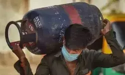 मार्च के पहले दिन ही महंगाई का झटका- महंगा हुआ एलपीजी गैस सिलेंडर मार्च के पहले दिन ही महंगाई का झटका- महंगा हुआ एलपीजी गैस सिलेंडर