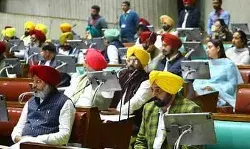 राज्यपाल के सामने लगे मुर्दाबाद के नारे- अभिभाषण पूरा नहीं कर पाए... राज्यपाल के सामने लगे मुर्दाबाद के नारे- अभिभाषण पूरा नहीं कर पाए...