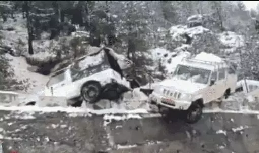 बर्फबारी ने बंद की सड़कें- एवलॉन्च में कई गाड़ियां सड़क पर पलटी