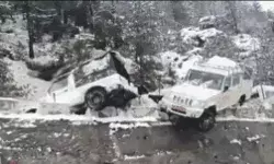 बर्फबारी ने बंद की सड़कें- एवलॉन्च में कई गाड़ियां सड़क पर पलटी