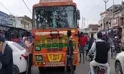 चलती बस में लगा झटका और चली गई यात्री की जान- ड्राइवर थाने लेकर.. चलती बस में लगा झटका और चली गई यात्री की जान- ड्राइवर थाने लेकर..