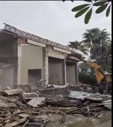 दारू कारोबारी पोंटी चड्ढा का 400 करोड़ का फार्म हाउस मिट्टी में मिलाया दारू कारोबारी पोंटी चड्ढा का 400 करोड़ का फार्म हाउस मिट्टी में मिलाया
