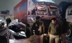 फ्लाईओवर पर ट्रक व ऑल्टो में जोरदार टक्कर-3 लोगों की मौत 4 जख्मी फ्लाईओवर पर ट्रक व ऑल्टो में जोरदार टक्कर-3 लोगों की मौत 4 जख्मी