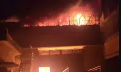 बिजली विभाग के कारखाने में लगी भीषण आग- खाली कराए आसपास के मकान