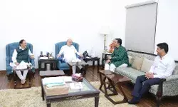 भारी तामझाम और धूम धड़ाके बगैर रालोद NDA के कुनबे में शामिल भारी तामझाम और धूम धड़ाके बगैर रालोद NDA के कुनबे में शामिल