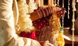 शादी में घमासान- स्टेज पर दूल्हा दुल्हन के बीच चले थप्पड़- नीचे.... शादी में घमासान- स्टेज पर दूल्हा दुल्हन के बीच चले थप्पड़- नीचे....