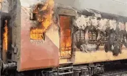 रेलवे स्टेशन यार्ड में खड़ी ट्रेन में लगी आग- मची अफरातफरी- फिलहाल.... रेलवे स्टेशन यार्ड में खड़ी ट्रेन में लगी आग- मची अफरातफरी- फिलहाल....