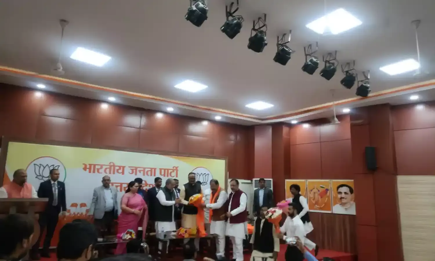 सहारनपुर में सपा को बडा झटका- संजय गर्ग साथियों समेत हुए भगवाई