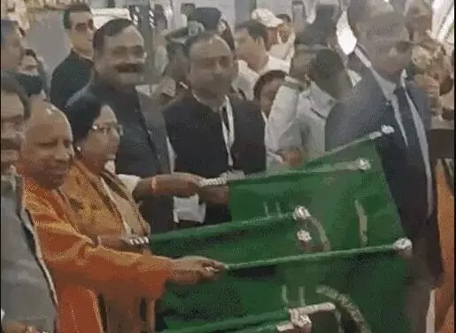 PM ने दिखाई हरी झंडी और दौड़ पड़ी आगरा मेट्रो- पब्लिक के फूटे लड्डू