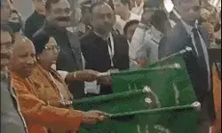 PM ने दिखाई हरी झंडी और दौड़ पड़ी आगरा मेट्रो- पब्लिक के फूटे लड्डू