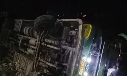 बड़ा हादसा - निजी यात्री बस पलटी, दर्जनों से अधिक यात्री हुए घायल बड़ा हादसा - निजी यात्री बस पलटी, दर्जनों से अधिक यात्री हुए घायल